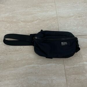 Lululemon Clean Lines Belt Bag 2L Black